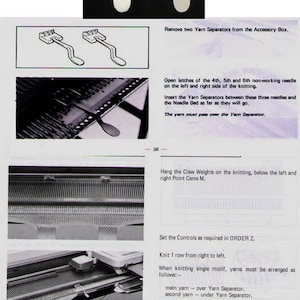 Könnte beinhalten: Ein Schwarzweißbild einer Strickmaschine mit Anweisungen zur Verwendung von Garnseparatoren. Der Text lautet: "Entfernen Sie zwei Garnseparatoren aus der Zubehörbox. Öffnen Sie die Riegel der 4., 5. und 6. nicht funktionierenden Nadel auf der linken und rechten Seite des Strickens. Setzen Sie die Garnseparatoren zwischen diese drei Nadeln und das Nadelbett so weit wie möglich ein. Das Garn muss über den Garnseparator laufen. Hängen Sie die Krallengewichte an das Stricken, unterhalb der linken und rechten Punktnocken M. Stellen Sie die Bedienelemente wie in ORDER 2 gefordert ein. Stricken Sie 1 Reihe von rechts nach links. Beim Stricken eines einzelnen Motivs müssen die Garne wie folgt angeordnet werden: - Hauptgarn - über den Garnseparator. zweites Garn - unter dem Garnseparator. Stellen Sie sicher, dass der Arm den Garnseparator um ca. 2-3 cm passiert hat, bevor Sie die nächste Reihe stricken."