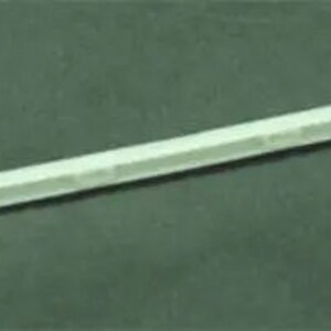 Puede incluir: Pieza de moldura de plástico blanco para un automóvil o camión. Es larga y estrecha con una ligera curva en cada extremo.