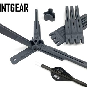 Könnte beinhalten: Graue, 3D-gedruckte Bogenschießwerkzeuge und Zubehör. Das Bild zeigt einen Bogensquare, eine Pfeilauflage und einen Pfeil. Der Text "PRINTGEAR" ist oben links aufgedruckt. Der Pfeil ist schwarz mit weißen Akzenten.