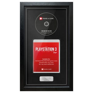 Puede incluir: Una pantalla enmarcada del juego PlayStation 3. El marco negro contiene un disco de juego y una caja de juego roja y blanca. La caja tiene el texto "PLAYSTATION 3" y "USE YOUR OWN GAME". El marco es adecuado para cajas de juegos estándar y cajas Blu-ray.