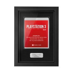 Puede incluir: Una pantalla enmarcada en negro con una inserción de caja de juego de PlayStation 3 roja y blanca. La inserción dice "THE PLAYSTATION 3 USE YOUR OWN GAME Range" y "Adecuado para: cajas de juegos PS5/PS4/PS3 estándar, cajas Blu-ray estándar, steelbooks de tamaño Blu-ray."