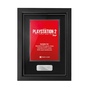 以下が含まれることがあります： 「THE PLAYSTATION 2」と「USE YOUR OWN GAME」の文字が入った赤い背景の黒い額縁。フレームには小さなプラークも含まれており、PS2ゲームケース、DVDケース、DVDサイズのスティールブックに適しています。