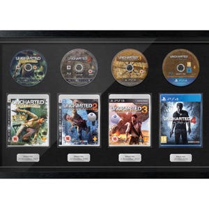 Puede incluir: Presentación enmarcada en negro de videojuegos Uncharted. Incluye cuatro discos y cuatro carátulas de juegos, cada uno con el título Uncharted y la fecha de lanzamiento. Las carátulas presentan ilustraciones dinámicas.