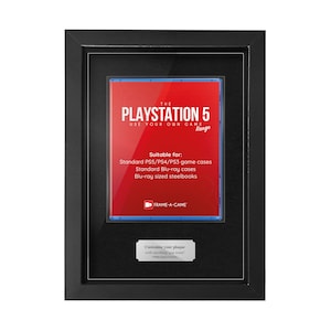 以下が含まれることがあります： 黒いフレームに入ったPlayStation 5ゲームのディスプレイ。 「PLAYSTATION 5」と「USE YOUR OWN GAME Range」の文字が入った赤と白のゲームケースが特徴です。 標準のPS5、PS4、PS3ゲームケース、Blu-rayケース、スチールブックに適しています。