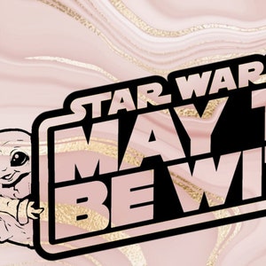 Puede incluir: Un diseño gráfico en blanco y negro con el texto "Star Wars Day - May the 4th Be With You" sobre un fondo de mármol rosa y dorado. Un personaje de dibujos animados de Star Wars está en la esquina inferior izquierda.