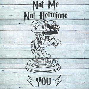 Könnte beinhalten: Schwarz-weiße Grafik einer Funko Pop-Figur auf einem Karussellpferd. Der Text oben lautet "Not Me Not Hermione", und "YOU" steht unten, mit Blitzsymbolen. Der Hintergrund ist ein hellblaues Holzmaserungsmuster.