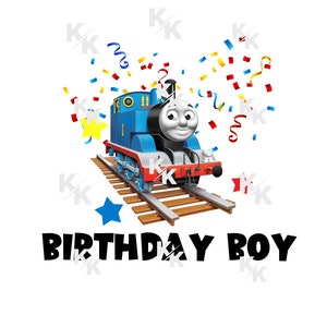 Puede incluir: Una locomotora de juguete azul y roja con una cara sonriente, rodeada de confeti y estrellas de colores, sobre una vía de tren de madera. El texto "BIRTHDAY BOY" está debajo del tren.