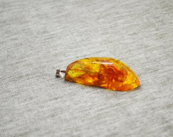 Beautiful amber pendant.Natural Baltic amber 15gr- amber with enclosed