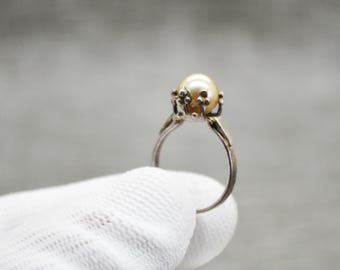 Beautiful vintage silver ring with stone