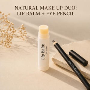 Op de afbeelding: Een natuurlijke lippenbalsem- en oogpotloodset. De lippenbalsem zit in een witte tube met de woorden "Lip Balm NATURAL" erop gedrukt. Een zwart oogpotlood met de tekst "MATITA OCCHI" staat naast de lippenbalsem. De tekst "NATURAL MAKE UP DUO: LIP BALM + EYE PENCIL" staat bovenaan.