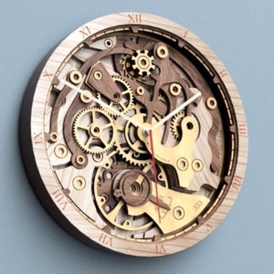 Puede incluir: Un reloj de pared de madera con un mecanismo de engranaje visible. La esfera del reloj tiene números romanos y una aguja de segundos roja. El reloj está hecho de madera clara y oscura.