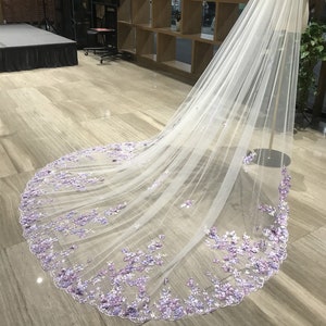 夢のようなバイオレットレースのブライダルベール、妖精のような紫の花のウェディングベール、柔らかいチュールのアイボリーブライダルベール、ロイヤルレングスのベール、カスタムハンドメイドベール