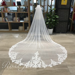 Graceful Baroque Lace Flower Wedding Veil, Sequin Flower Bridal Veil 1 Tier 137&quot; Long Lace Veil Cathedral Length Royal Veil Royal with Comb