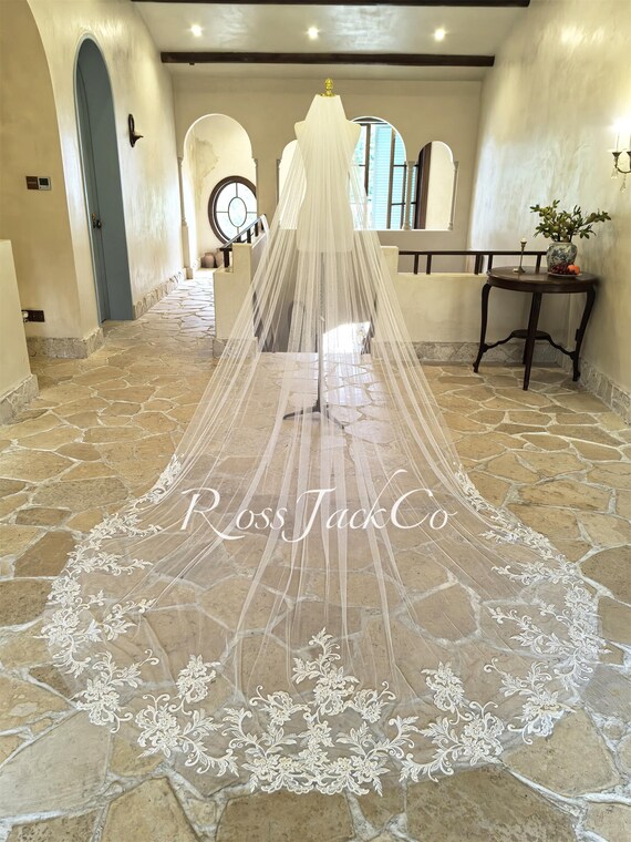 Vintage Lace Floral Bridal Veil, Elegant Lace Wedding Veil  display picture 3