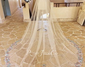 ピンクと白の花のウェディングベール、花柄レースのブライダルベール