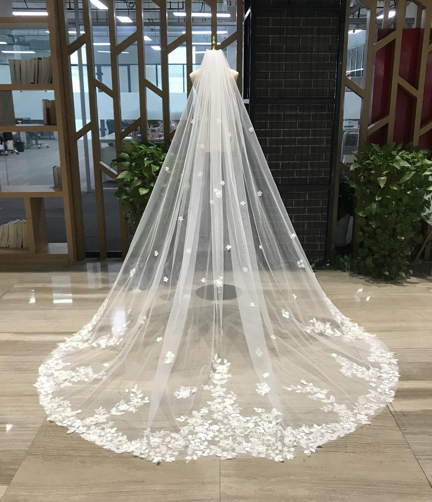 3D Golden Thread Petal, Embroidered Flower Beads Wedding Veil 3d Floral Veil Cathedral Wedding Veil Scattered Flower  main image 4