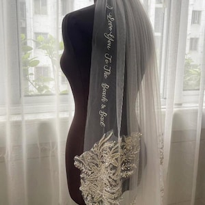 Adicionar bordados ao véu, adicionar a data do casamento feita à mão, seus nomes no véu, símbolos e palavras personalizados ao véu.