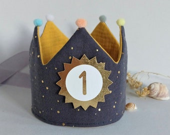 Verjaardagskroon, verjaardagsfeestjekroon, kroon voor jarige met naam, met pompons, kleur: donkergrijs met gouden stippen/mosterdgeel
