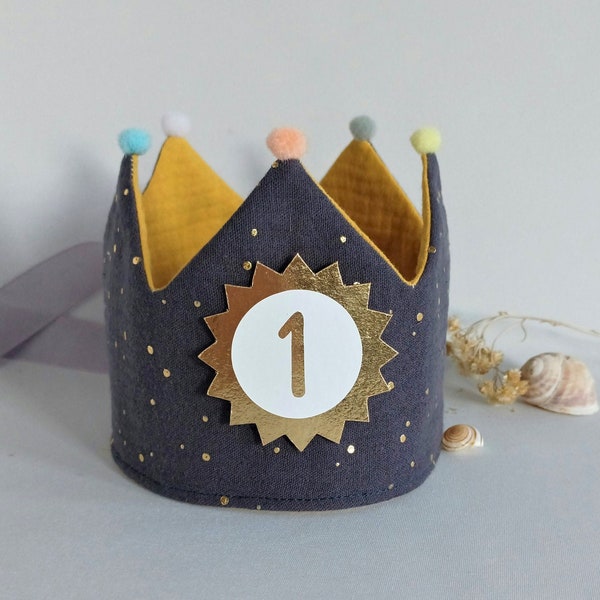 Geburtstagskrone, Birthday Party Crown, Krone für Geburtstagskind mit Name, mit Pompons, Farbe: dunkelgrau mit goldenen Punkten /senfgelb