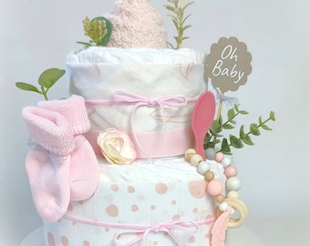 Luiertaart met mousseline doek, meisje, babysokjes, babyrammelaar, badstof spuugdoekje, cadeau voor geboorte/babyshower