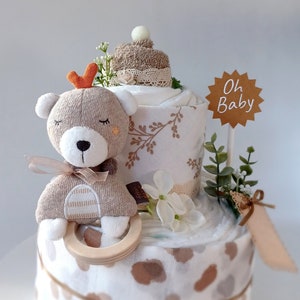 Gâteau de couches avec mousseline, neutre, chaussettes pour bébé, hochet en bois pour bébé, tissu éponge, cadeau de naissance/baby shower image 2