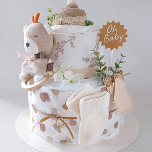 Gâteau de couches avec mousseline, neutre, chaussettes pour bébé, hochet en bois pour bébé, tissu éponge, cadeau de naissance/baby shower image 4