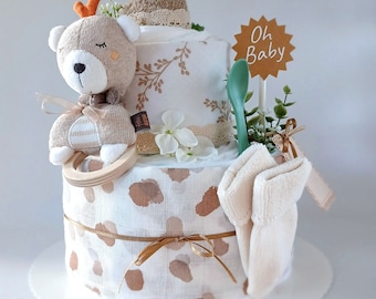 Luiertaart met mousseline doek, neutraal, babysokjes, baby houten rammelaar, badstof spuugdoekje, geboorte/baby shower cadeau