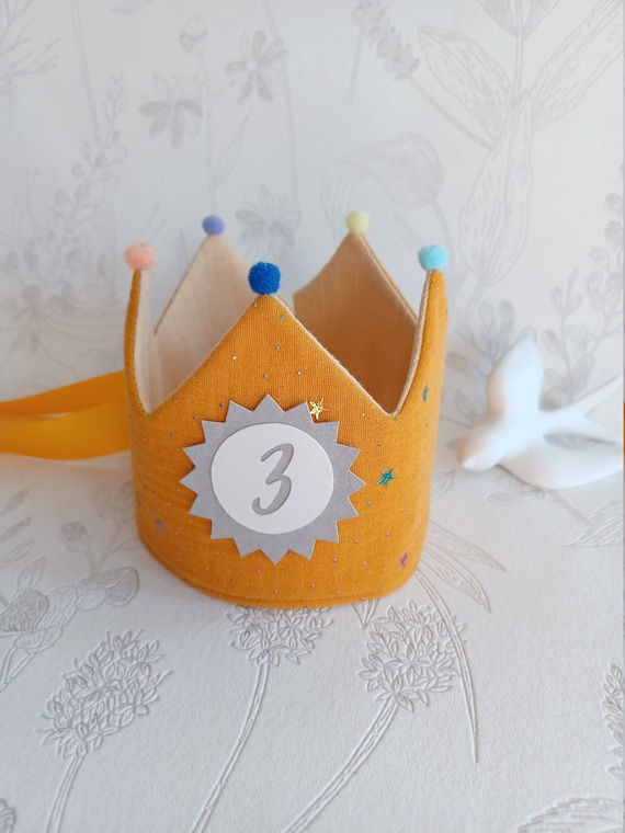 Couronne d'anniversaire en mousseline, couronne en tissu avec pompons, avec  nom, couronne personnalisée/couleur : jaune moutarde/étoiles/beige -   France