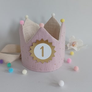 Corona di compleanno in mussola, corona di tessuto per festeggiato con nome, pompon, colore: malva chiaro - pois oro / bianco latte con nastri