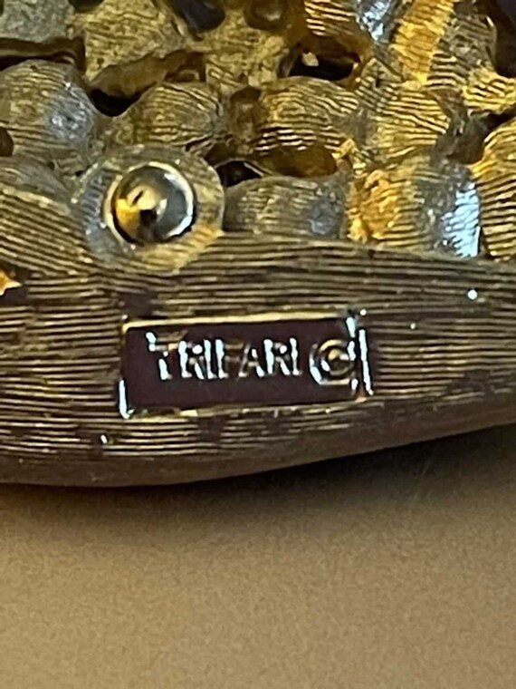Vintage Crown Trifari Gold Tone Leaf Brooch-Emera… - image 4