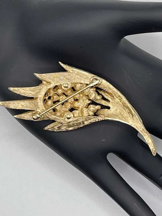 Vintage Crown Trifari Gold Tone Leaf Brooch-Emera… - image 3