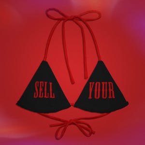 Puede incluir: Parte superior de bikini de triángulo negro con tirantes rojos y las palabras "SELL YOUR" bordadas en rojo.