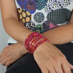 Bracelet fait main, perles tons framboises, fermoir en bois image 2