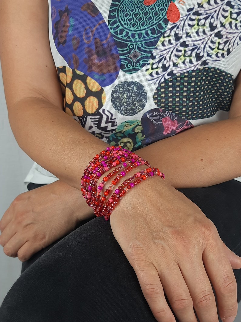 Bracelet fait main, perles tons framboises, fermoir en bois image 2