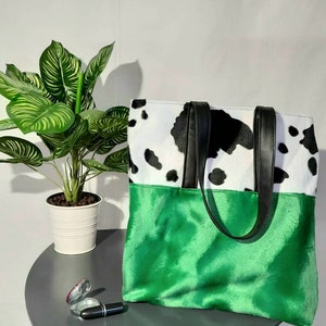 Sac porté épaule en fausse fourrure vert et imprimé vache