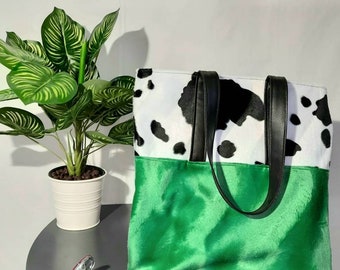 Bolso bandolera en piel sintética verde y estampado de vaca