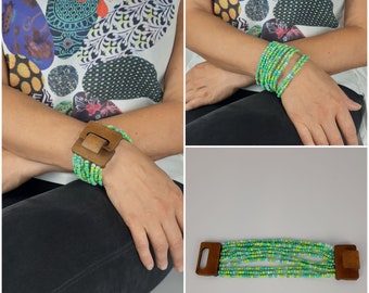 Pulsera hecha a mano, cuentas en tono verde, cierre de madera.