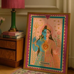 Könnte beinhalten: Ein gerahmtes Kunstwerk mit einem geteilten Bild einer Gottheit, halb blau und halb rosa, mit einem herzförmigen Symbol. Das Kunstwerk ist vor einem rosa Hintergrund mit türkisfarbenen Rändern und dem Wort "Temperance" platziert. Der Rahmen ist aus Holz.