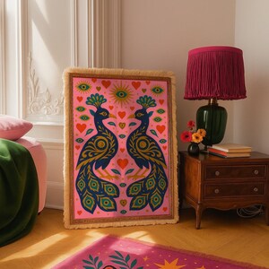 Arte mural / Impresión de pavo real místico gemelo / Póster de pájaros del amor psicodélicos rosas / Decoración folklórica de witchcore / Arte con símbolos de mal de ojo y corazón