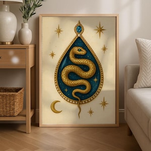 Può includere: Stampa artistica incorniciata raffigurante un serpente dorato all'interno di una forma a goccia blu, ornata di stelle e una luna crescente. L'opera d'arte ha un'estetica vintage, con una cornice dorata e uno sfondo beige chiaro.