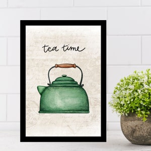 Puede incluir: Una impresión enmarcada con un fondo vintage que presenta una tetera verde con un asa marrón y el texto "tea time" en cursiva negra.