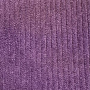 Op de afbeelding: Paarse corduroy stof met een verticale ribstructuur.