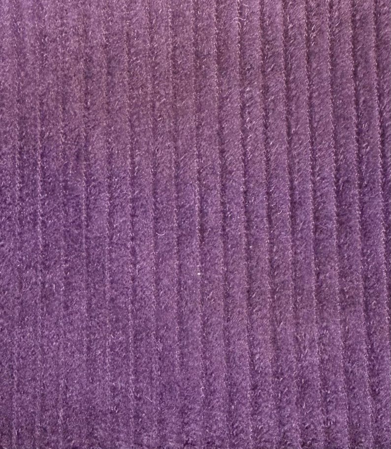 Op de afbeelding: Paarse corduroy stof met een verticale ribstructuur.
