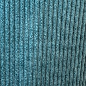 Op de afbeelding: Tealblauwe corduroy stof met verticale ribbels.