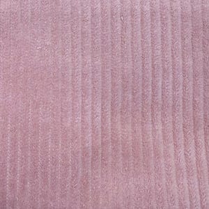 Op de afbeelding: Een close-up van een zachte, roze stof met een verticale ribbelstructuur.