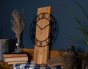 Moderne Wanduhr aus Massivholz, Eiche, minimalistische Holz Uhr mit schwarz lackiertem Zifferblatt