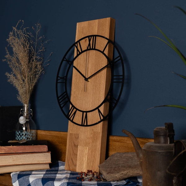 Moderne Wanduhr aus Massivholz, Eiche, minimalistische Holz Uhr mit schwarz lackiertem Zifferblatt