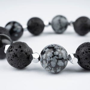 Handgemaakte armband gemaakt van natuurlijke stenen obsidiaan hematiet vulkanische lava