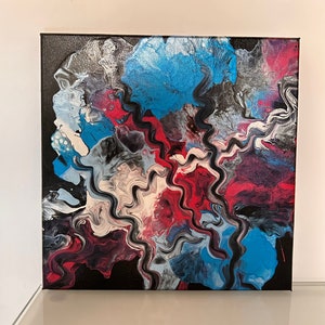 Puede incluir: Pintura abstracta sobre lienzo con patrones en espiral en tonos de negro, blanco, azul, rojo y rosa.