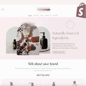 Peut inclure: Page d'accueil du site Web de Velvet Premium Skin Care présentant une image de produits de soin de la peau, des flacons et des pots contenant des ingrédients naturels. Le site Web propose également un appel à l'action pour acheter maintenant des ingrédients d'origine naturelle.